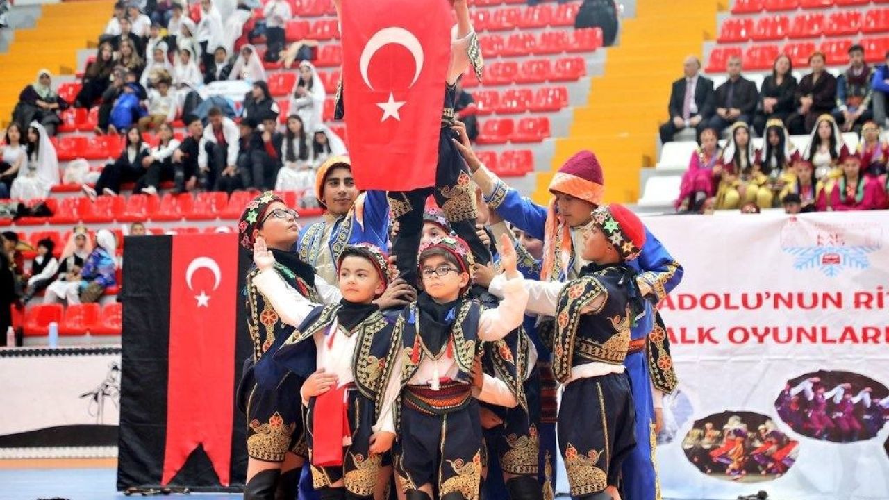 923 öğrenci, 67 ekip, 50 okul: Kars’ta Halk Oyunları Şenliği’nde ter döktü
