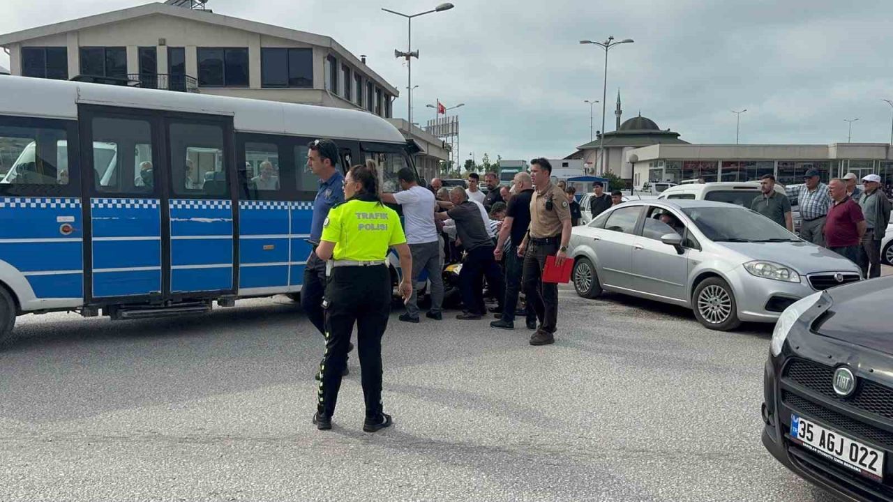 Alaplı’da minibüs, motosiklete çarptı 1 yaralı