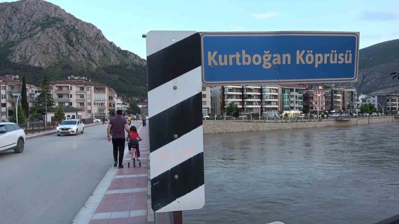 Amasya’da köprü girişinde çökme oluştu