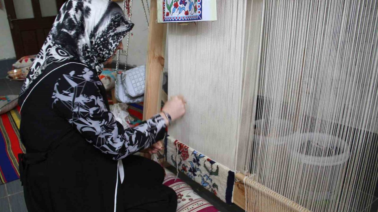 Annesinden öğrendiği sanatı yaşatıyor