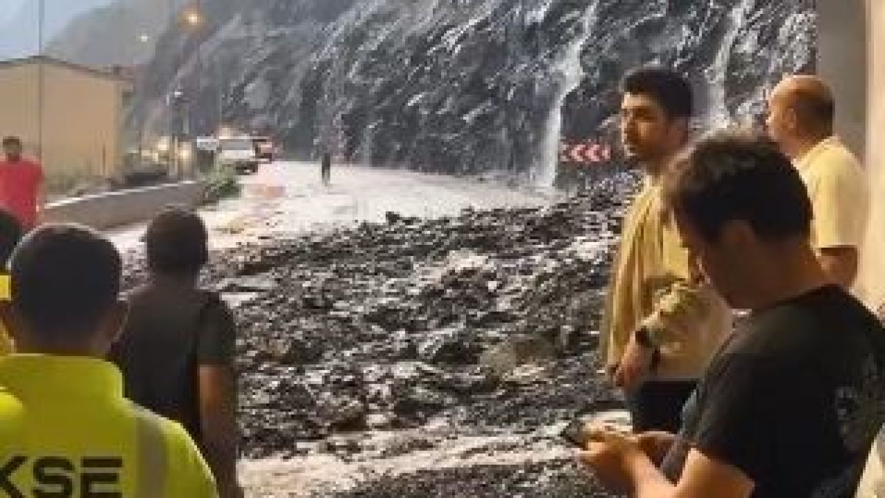 Aracının sileceği arızalandı, sileceği düzeltmek için durdu, saniyeler sonra heyelan oldu