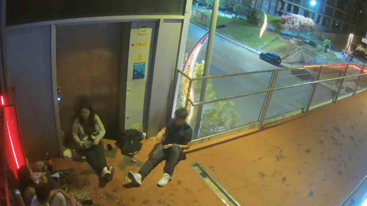 Asansörün önünü kapatıp çekirdek kabuklarını yere attılar