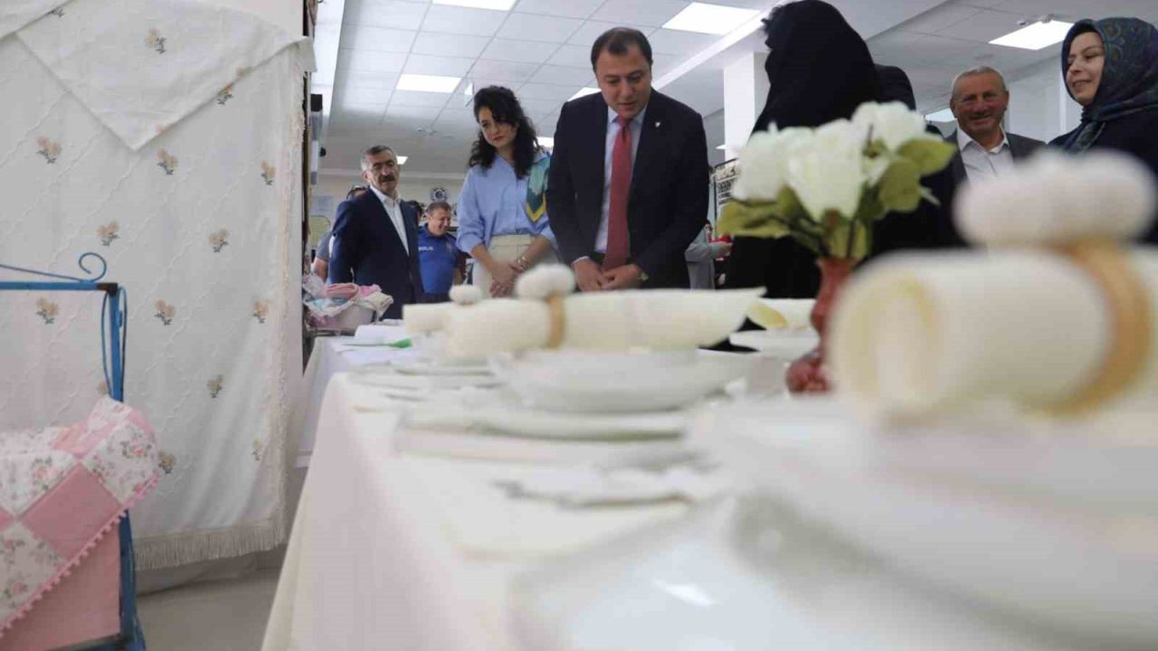 Aydıntepe’de yıl sonu sergisi açıldı