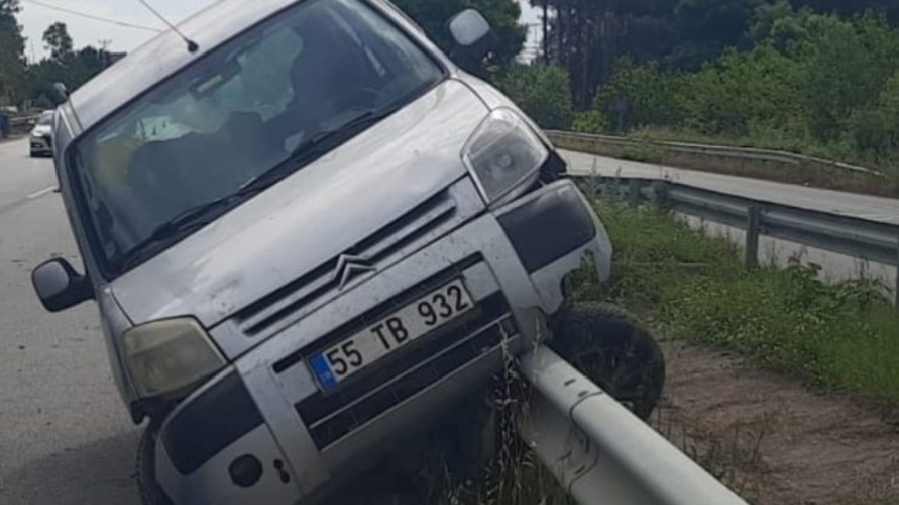 Bafra’da kontrolden çıkan otomobil bariyerlere çarptı: 4 yaralı