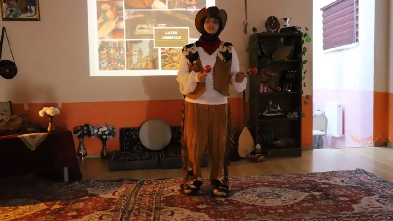 Bayburt’ta öğrenciler farklı kültürleri sahneye taşıdı
