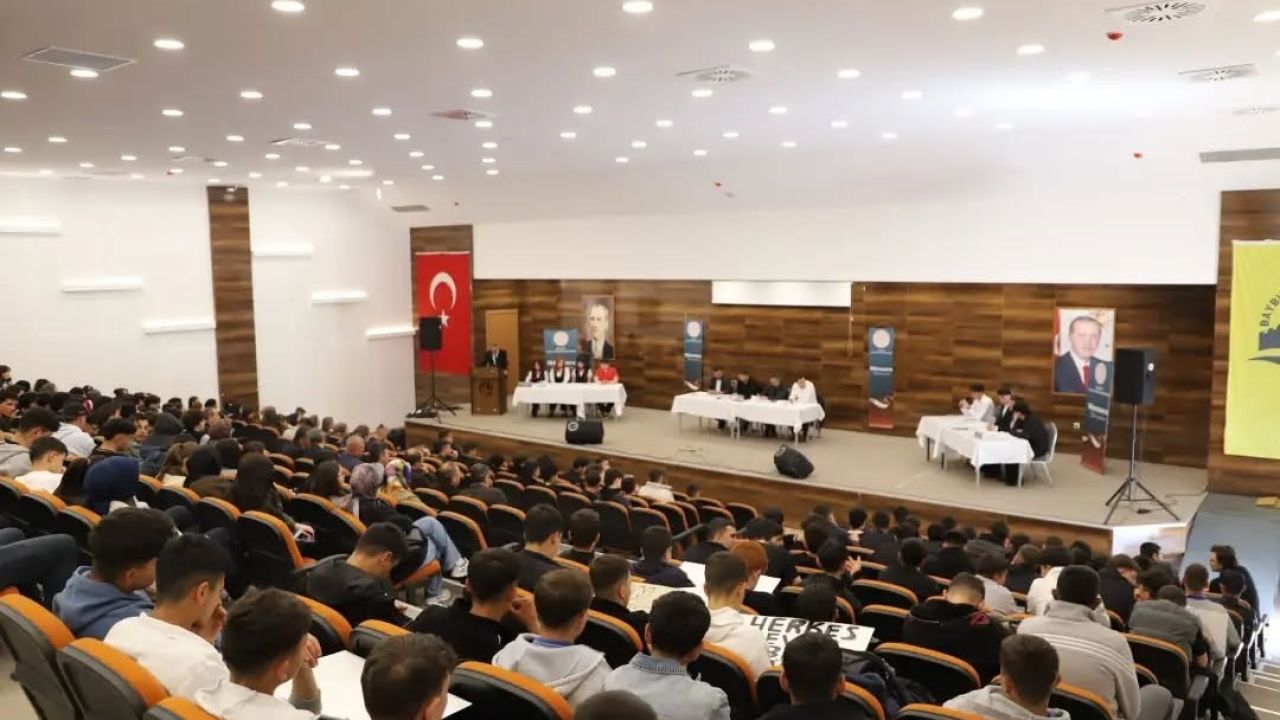 Bayburt’ta öğrenciler teknolojinin etkilerini münazarada tartıştı