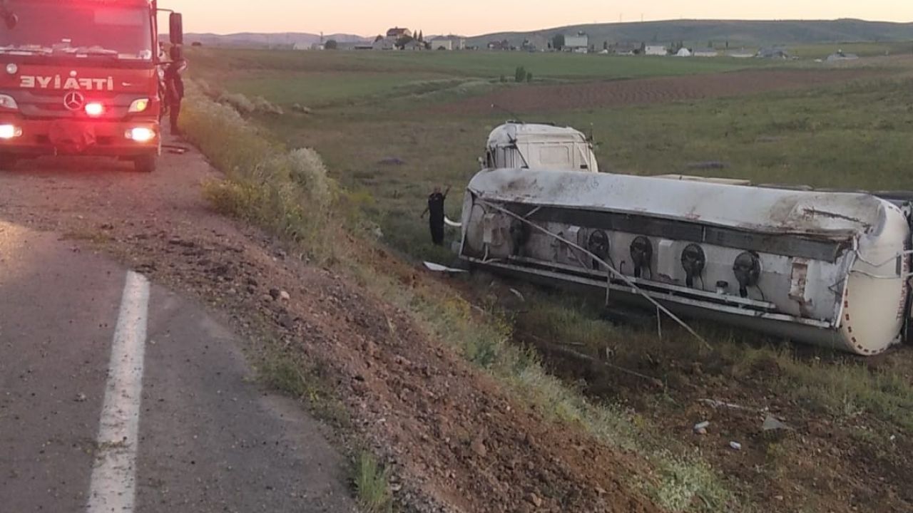 Bayburt’ta yakıt yüklü tanker devrildi: 1 yaralı