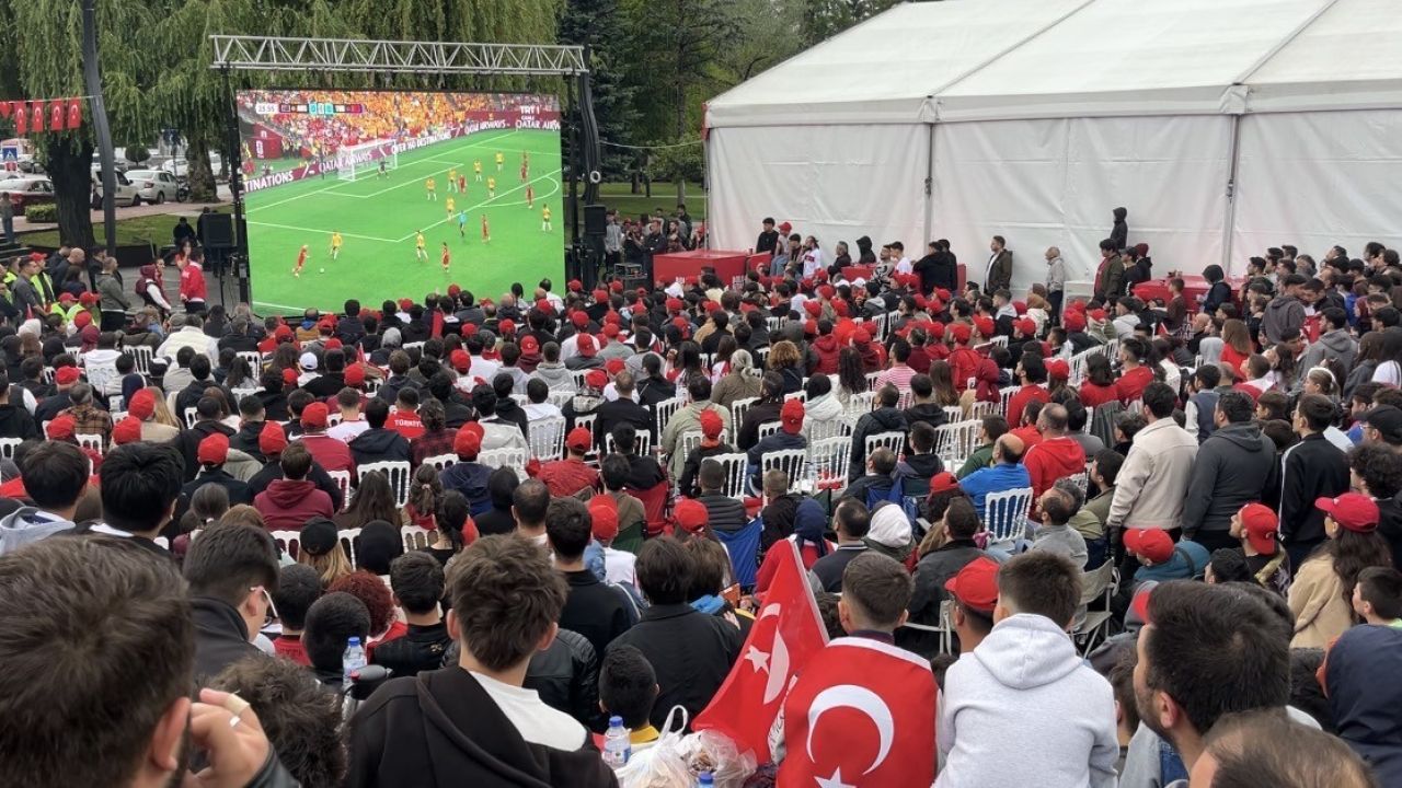 Bolu’da ’Dünya Kupası’ coşkusu sokağa taştı: Anıtpark’ta tarihi heyecan
