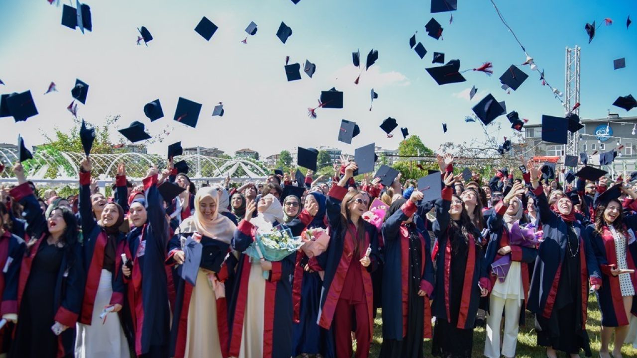 Çarşamba Ticaret Borsası MYO’da 238 öğrencinin mezuniyet heyecanı