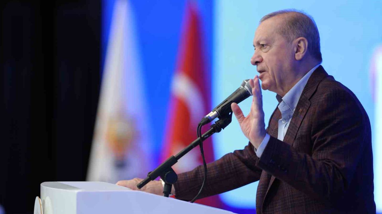 Cumhurbaşkanı Erdoğan: "Cahil, geri kafalı bazı fosiller çıkıyor, başörtüsüne, başörtülüye kin kusuyor"