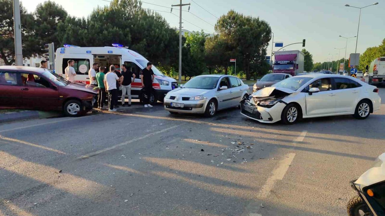 D-650’de iki otomobil kafa kafaya çarpıştı: 1 yaralı