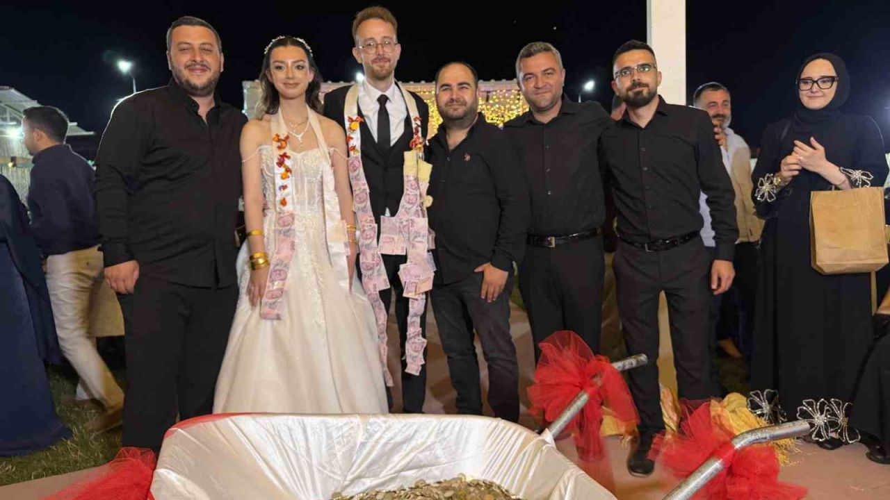 Damadın arkadaşlarından ilginç düğün takısı: 10 bin TL’lik madeni parayı el arabasıyla getirdiler