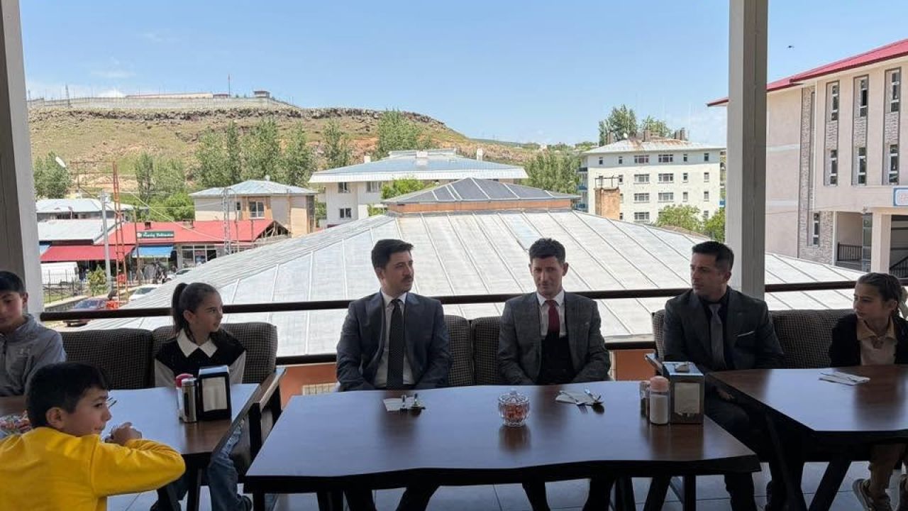 Digor Kaymakamı Ahmed Tayyib Kahraman’dan minik tiyatroculara anlamlı destek
