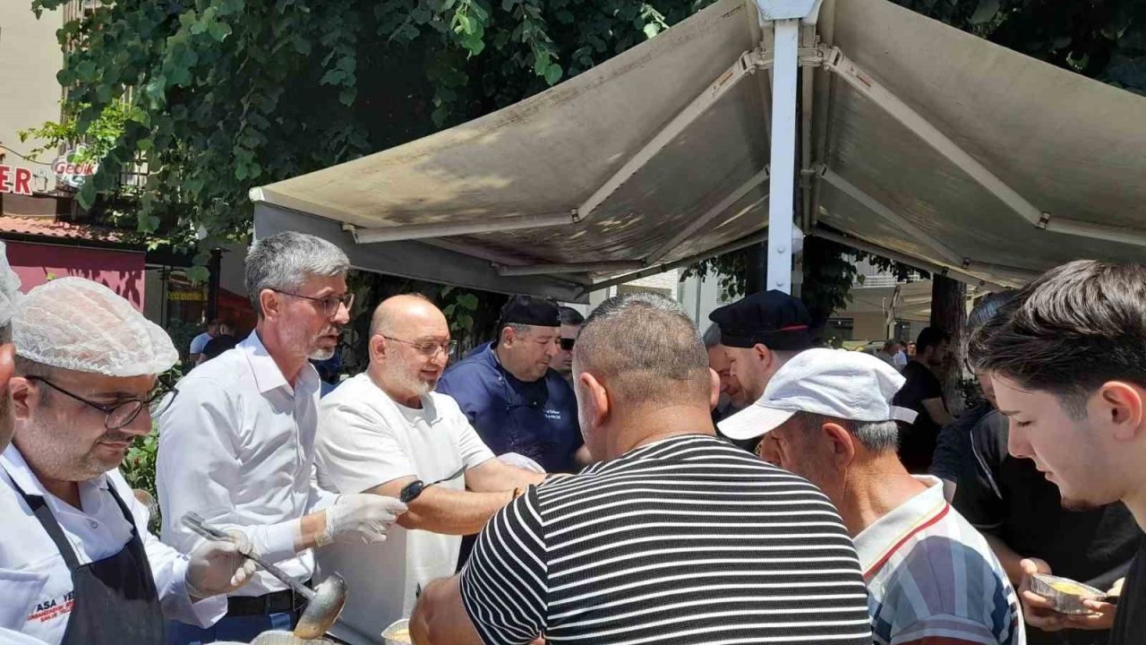 Düzce’de bin kişinin ağzı AK Parti tarafından dağıtılan aşure ile tatlandı