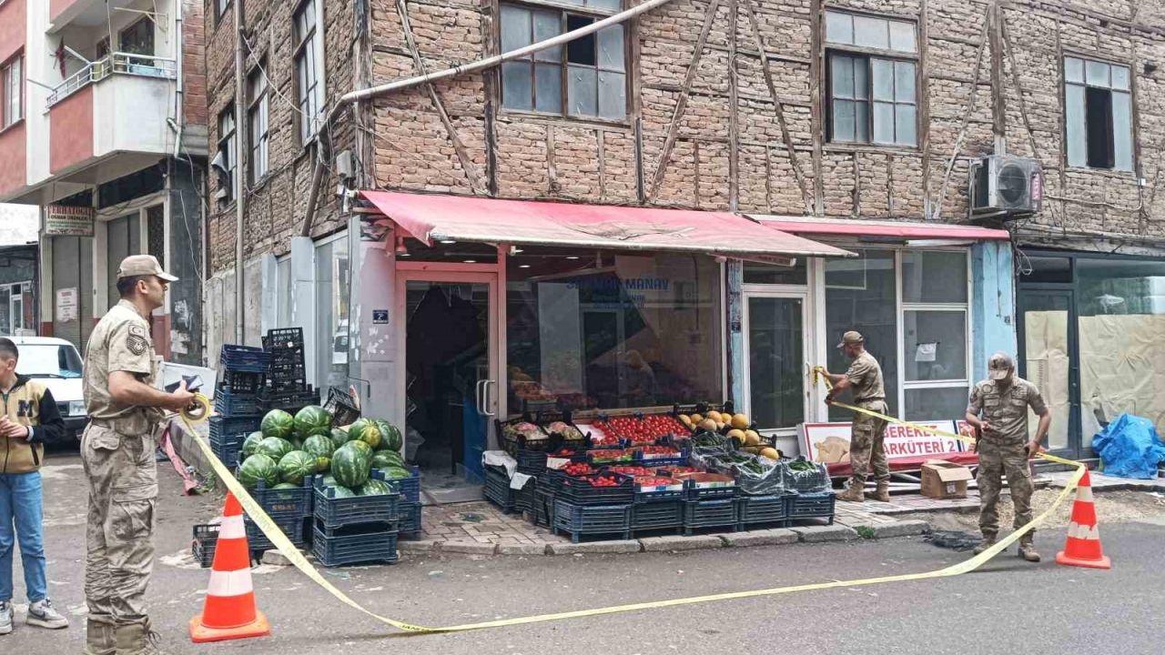 Eşi bıçaklayarak öldürdü, 1 kişiyi ağır yaralandı