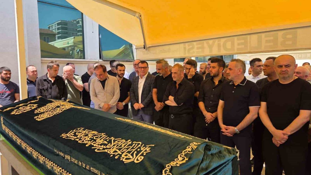 Fabrikada elektrik faciasında ölen işçi, mesai arkadaşlarının omzunda son yolculuğuna uğurlandı