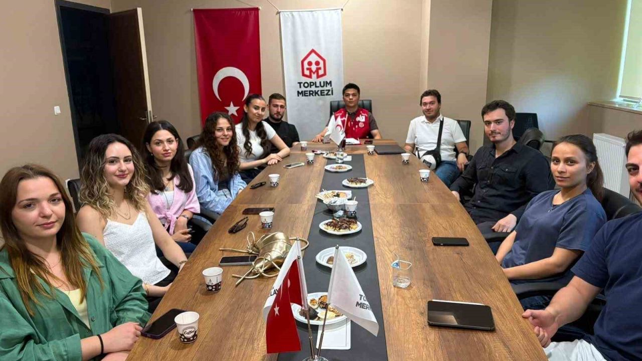 Genç Kızılay’da bayrak değişimi