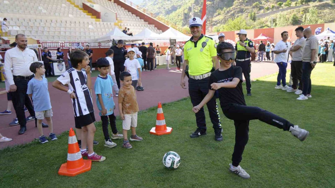 Gümüşhane’de çocuklar spor şenliğinde eğlenceli vakit geçirdi