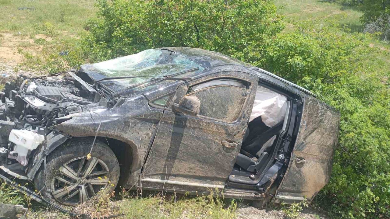 Gümüşhane’de hafif ticari araç şarampole devrildi: 1 ölü, 2 yaralı