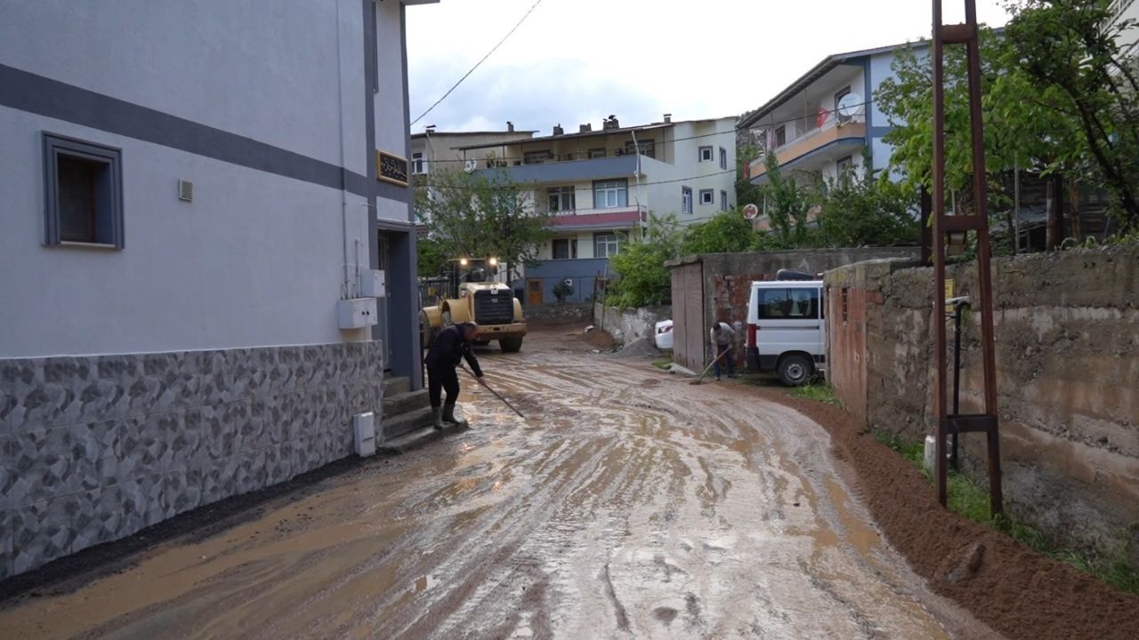 Gümüşhane’de sel nedeniyle bir ev, ahır ve 4 araç zarar gördü