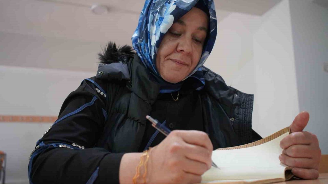 İki çocuk annesi, kızının "yapabilirsin" sözüyle üniversiteli oldu