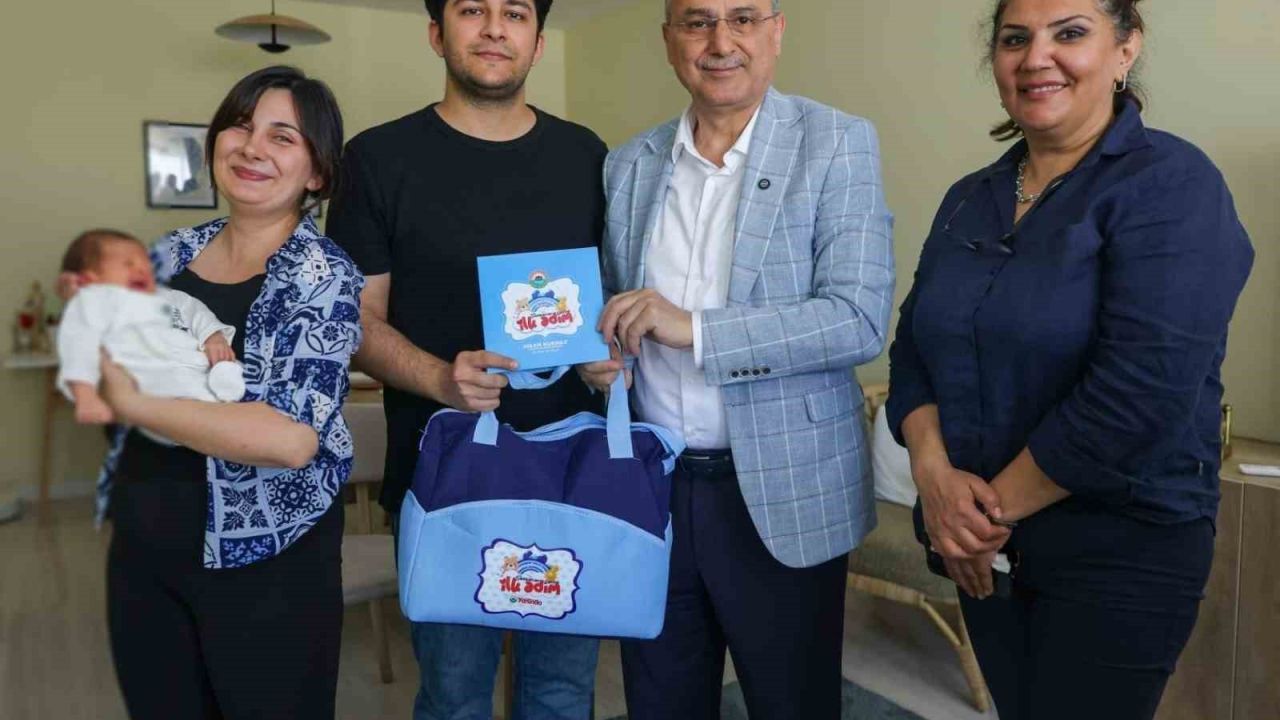İlkadım’da doğan 555’inci bebeğin ilk hediyesi Başkan Kurnaz’dan
