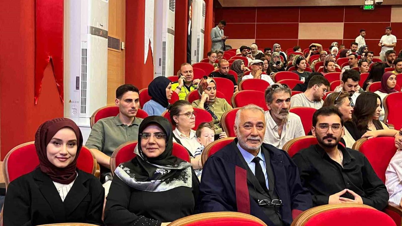 Karabük Üniversitesi’nde örnek başarı hikayesi: Baba ve kızı aynı gün diploma aldı