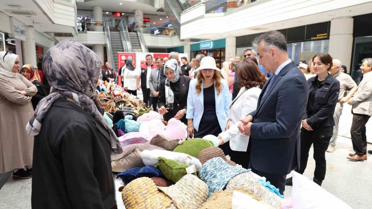 Karabük’te kursiyerlerinin el emeği ürünleri sergilendi