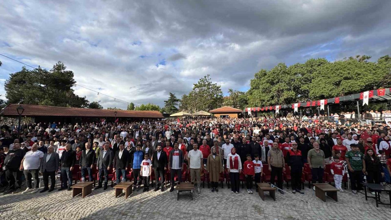 Karabük’te vatandaşlar milli maç heyecanını dev ekranda yaşadı