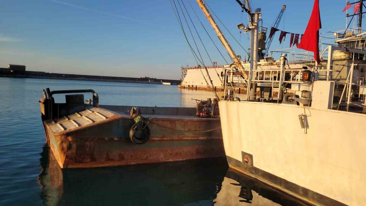 Karadeniz’de saldırıya uğrayan balıkçıları kurtaran tekne İnebolu Limanı’na çekildi
