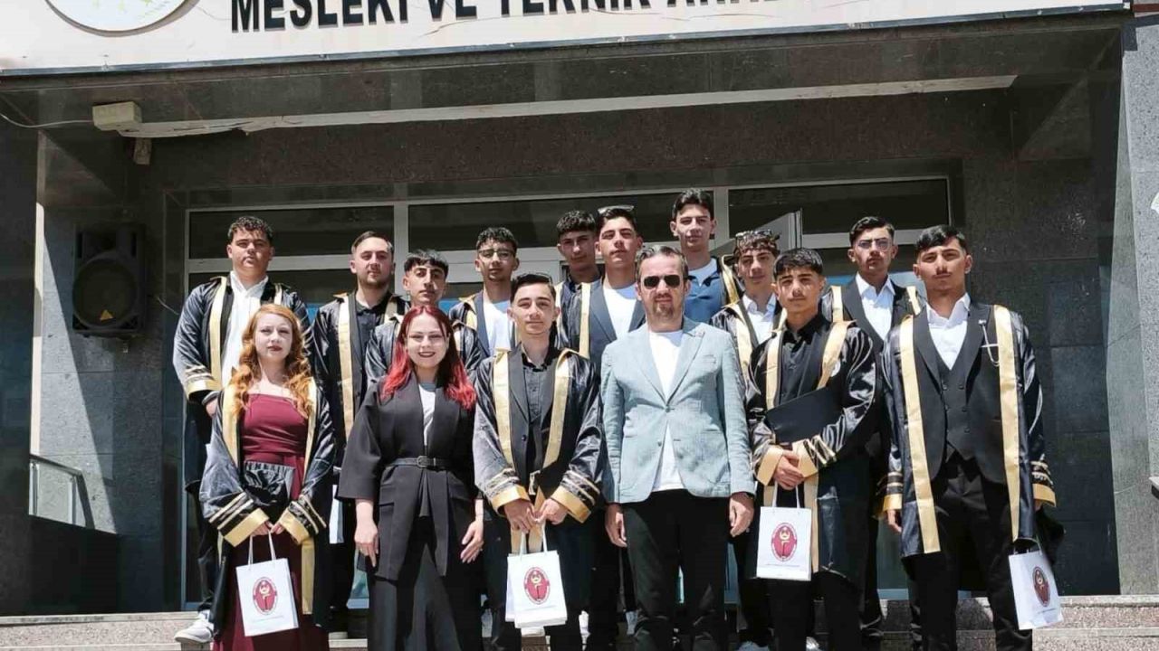 Kars’ta Veteriner Sağlık Teknisyenleri mezuniyet sevinci yaşadı