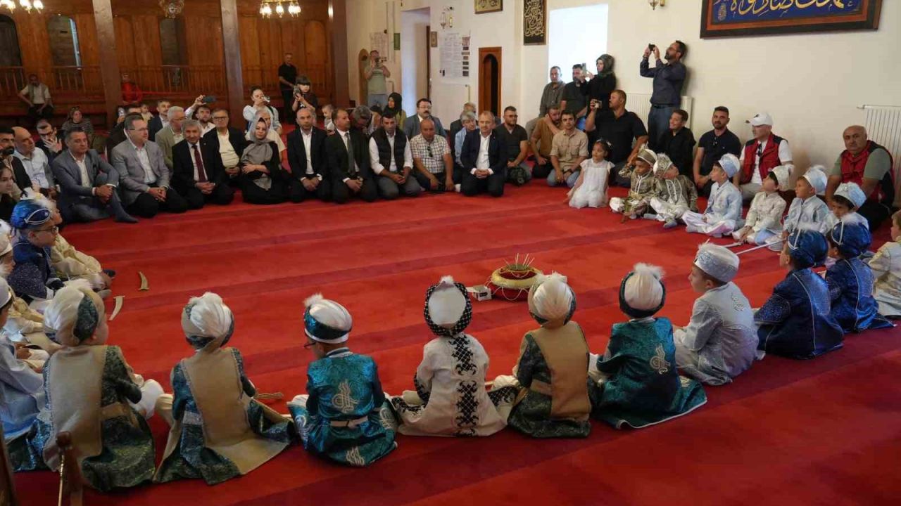 Kastamonu’da 530 yıllık vakıf geleneğiyle 25 çocuk sünnet ettirildi