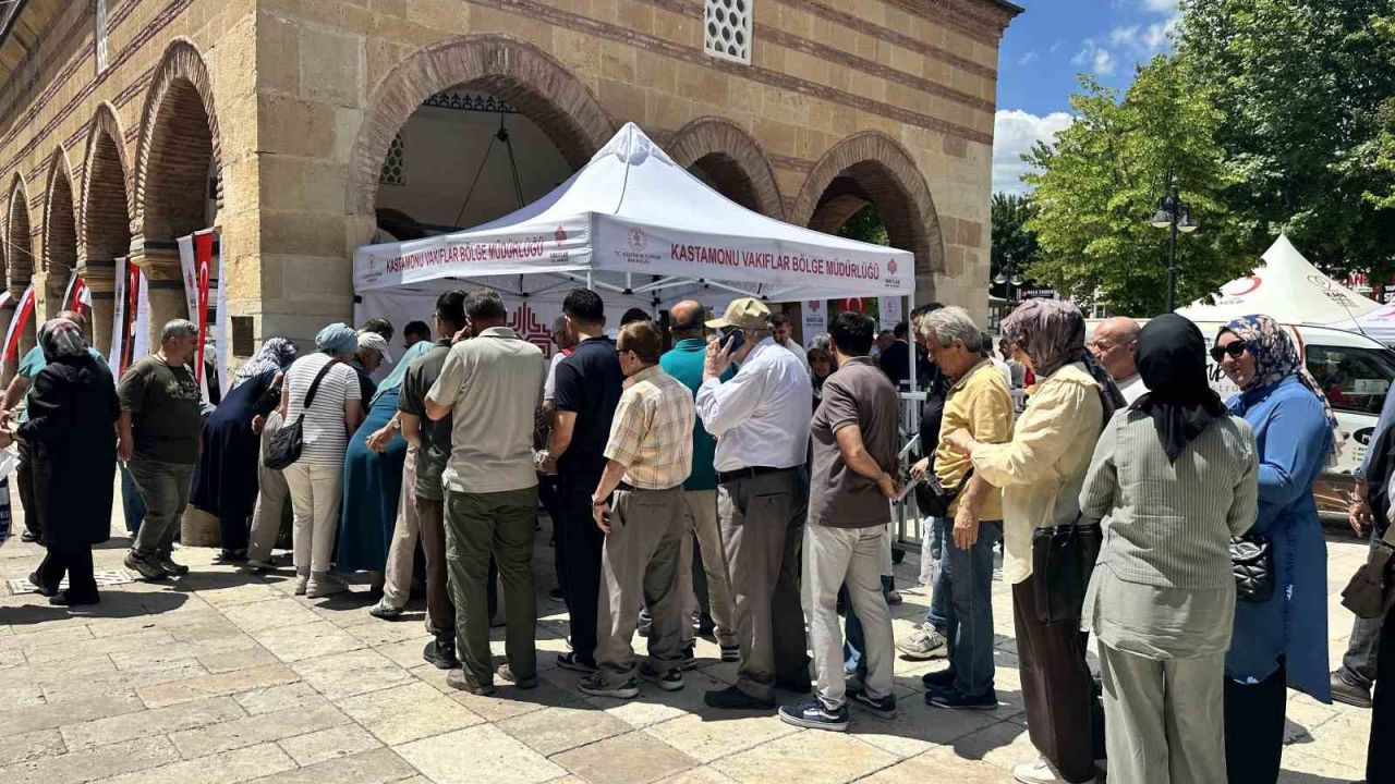 Kastamonu’da binlerce vatandaşa aşure ikramı