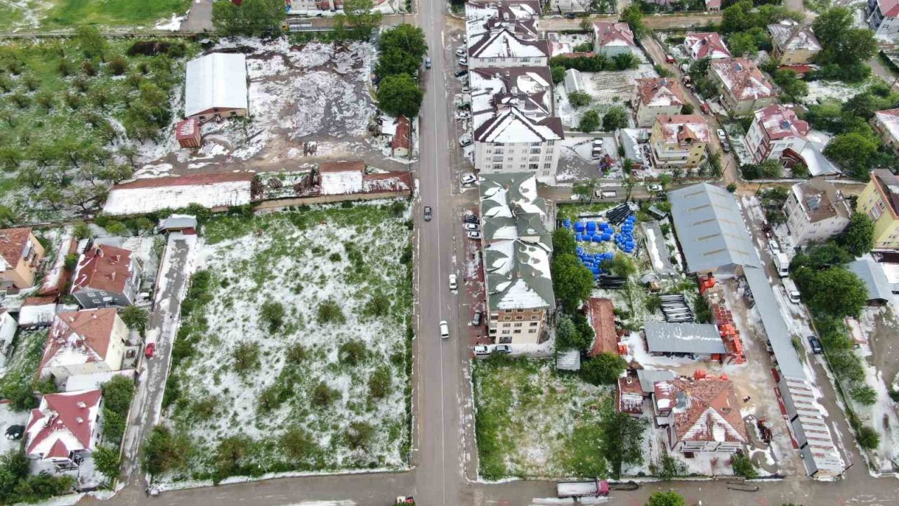 Kastamonu’da dolu yağışı hayatı felç etti: İlçe beyaza büründü, ev ve iş yerlerini su bastı