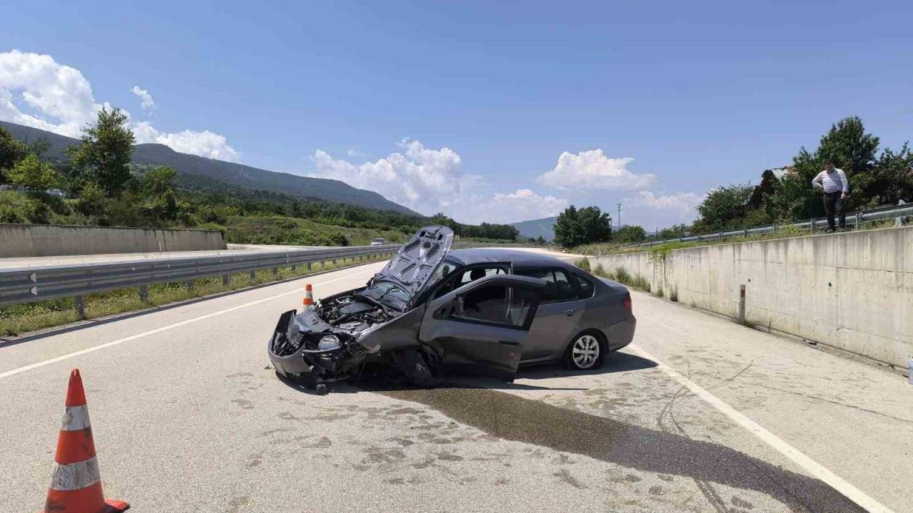 Kastamonu’da otomobil istinat duvarına çarptı: 2 yaralı