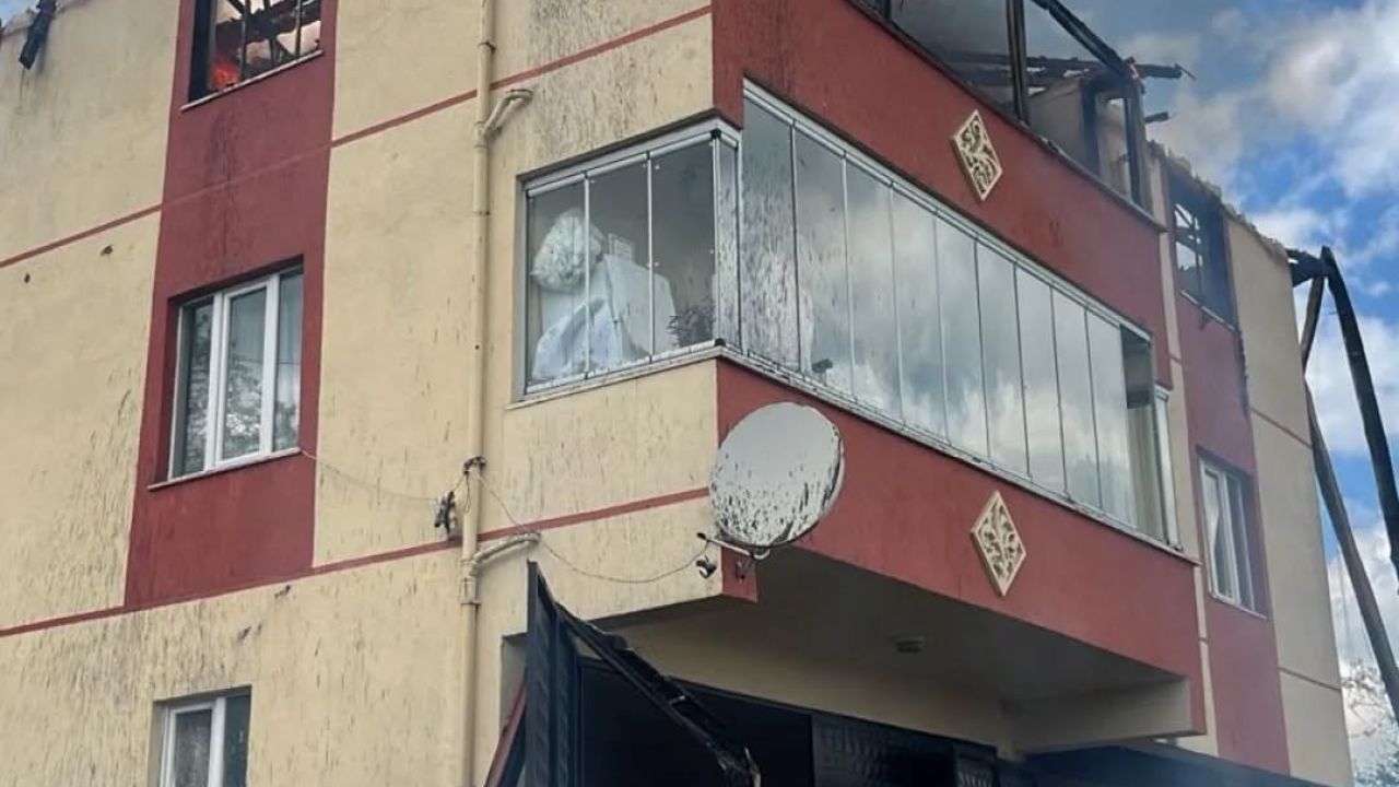 Kastamonu’da üç katlı binanın çatısında yangın