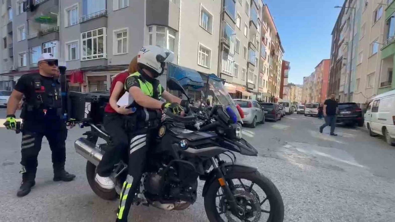 Kimliğini evde unutan öğrenciyi polis sınava yetiştirdi