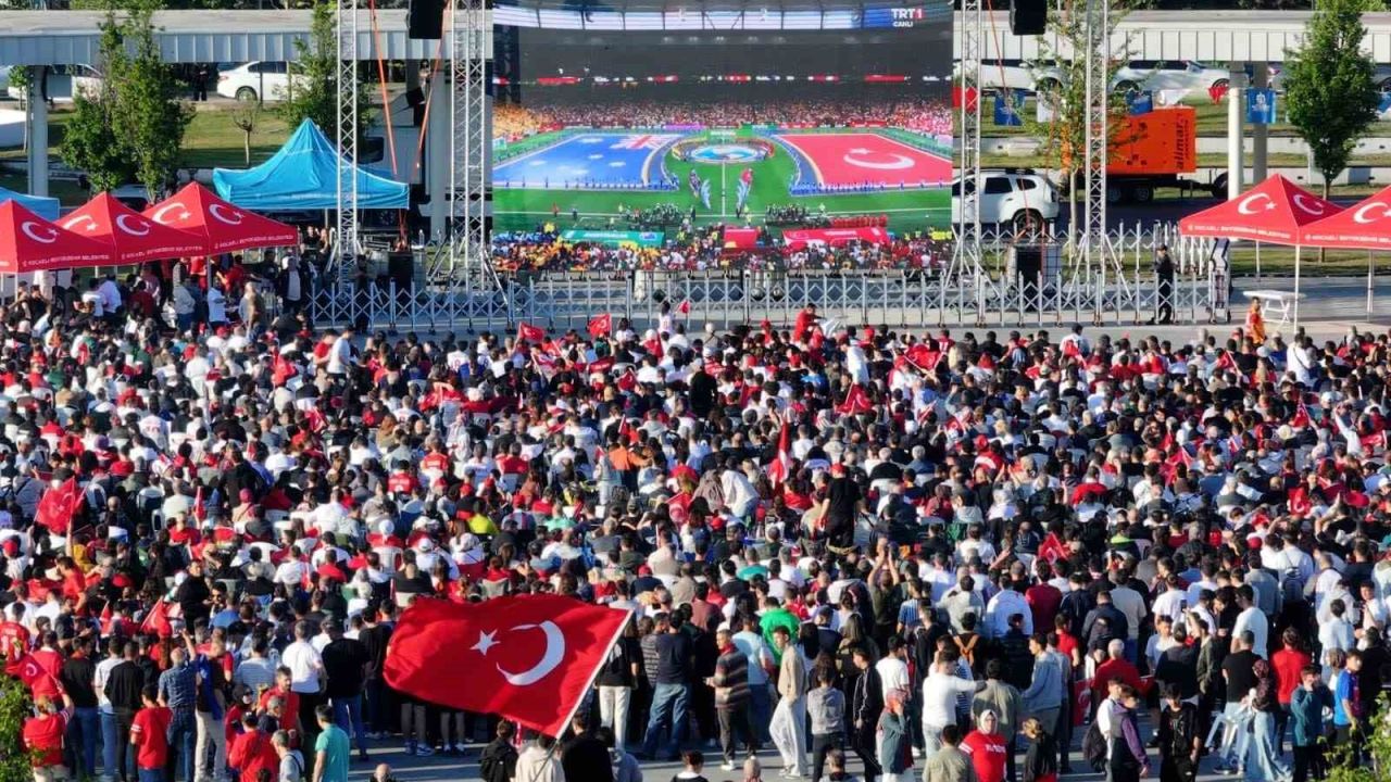 Kocaeli’de binlerce kişi milli maçı dev ekranda izledi
