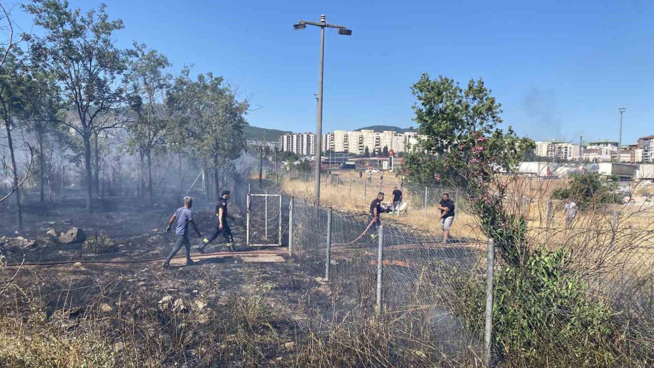 Kocaeli’de saman yüklü tırın römorkunda çıkan yangın mahalleyi sardı