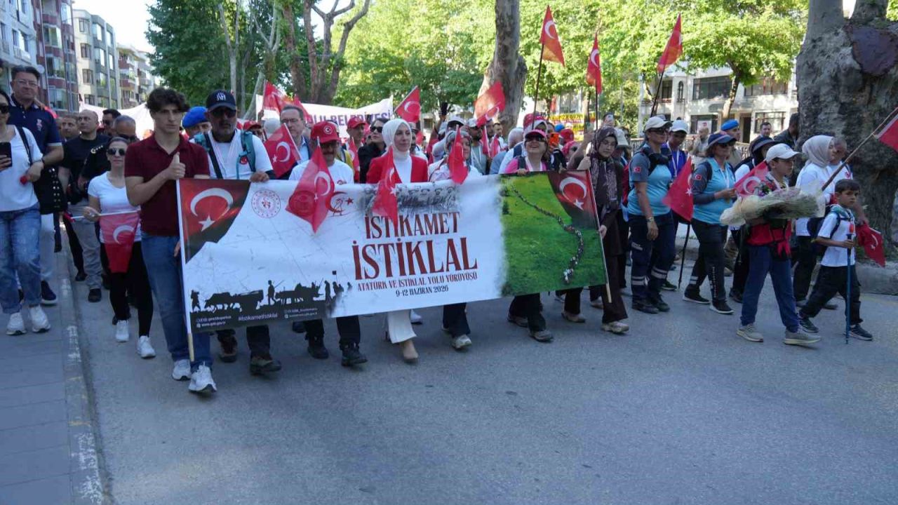 Kurtuluş Savaşı’ndaki milli ruhu 95 kilometre yürüyerek yaşattılar