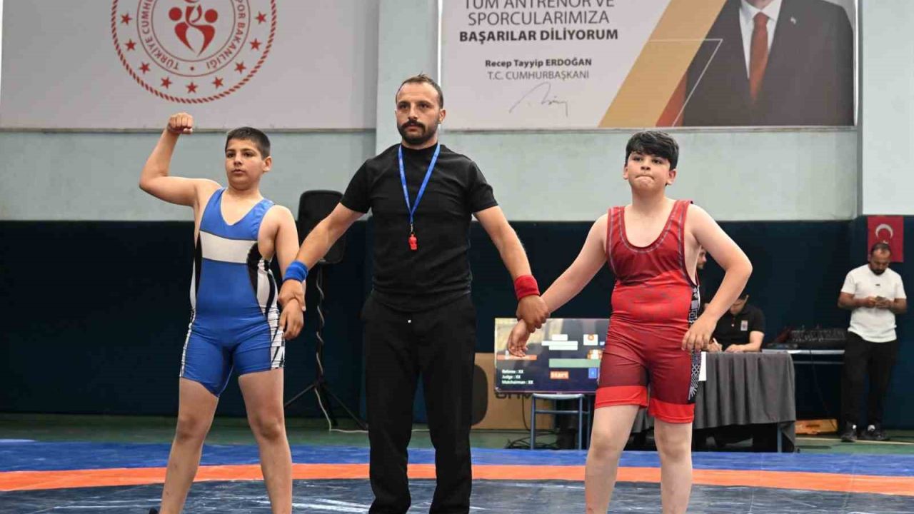 Minikler minderde kozlarını paylaştı