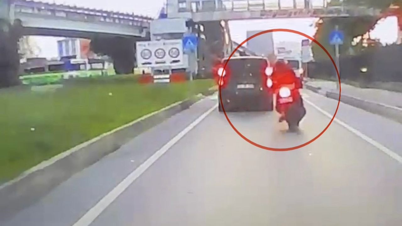 Motosiklet dolmuş minibüse arkadan çarptı: 1 yaralı
