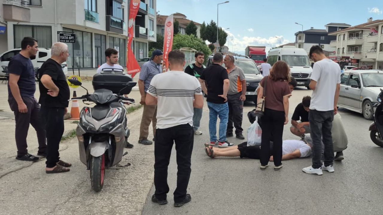 Motosiklet sürücüsü otomobile çarpmamak için frene basınca savruldu: 1 yaralı