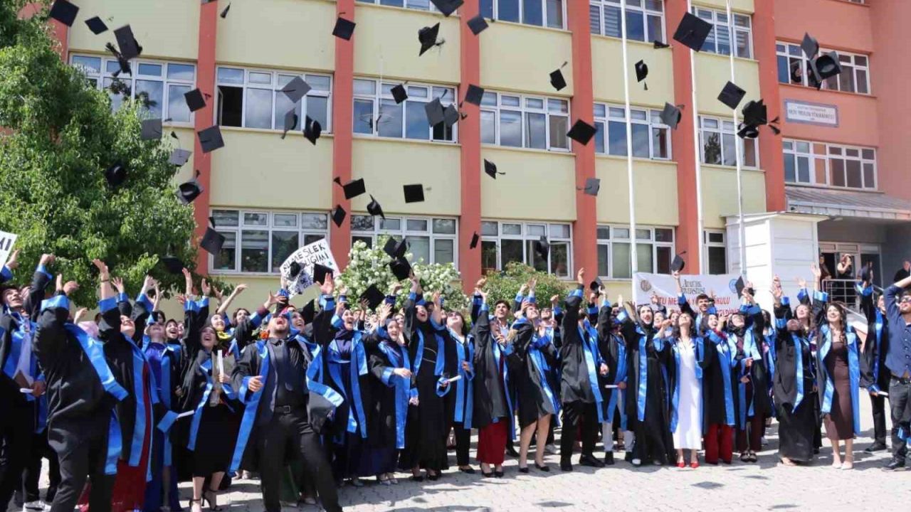 Oltu’da üniversitelilerin mezuniyet coşkusu