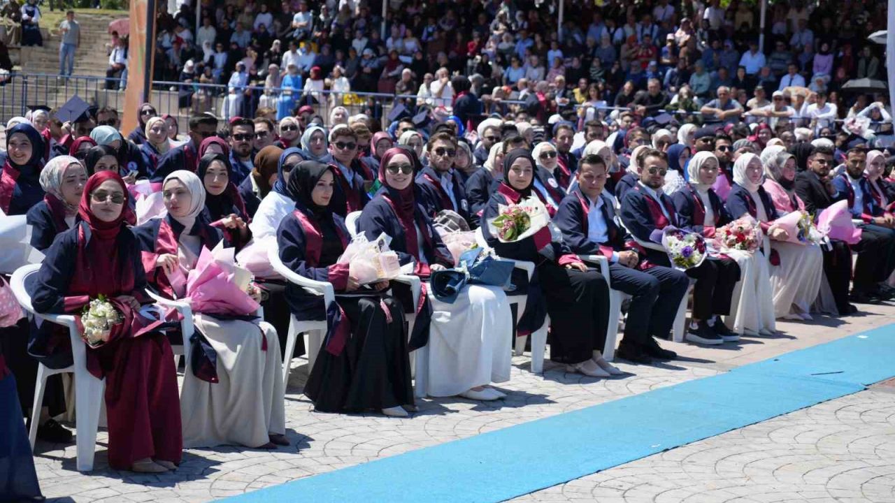 OMÜ İlahiyat Fakültesi’nde mezuniyet heyecanı