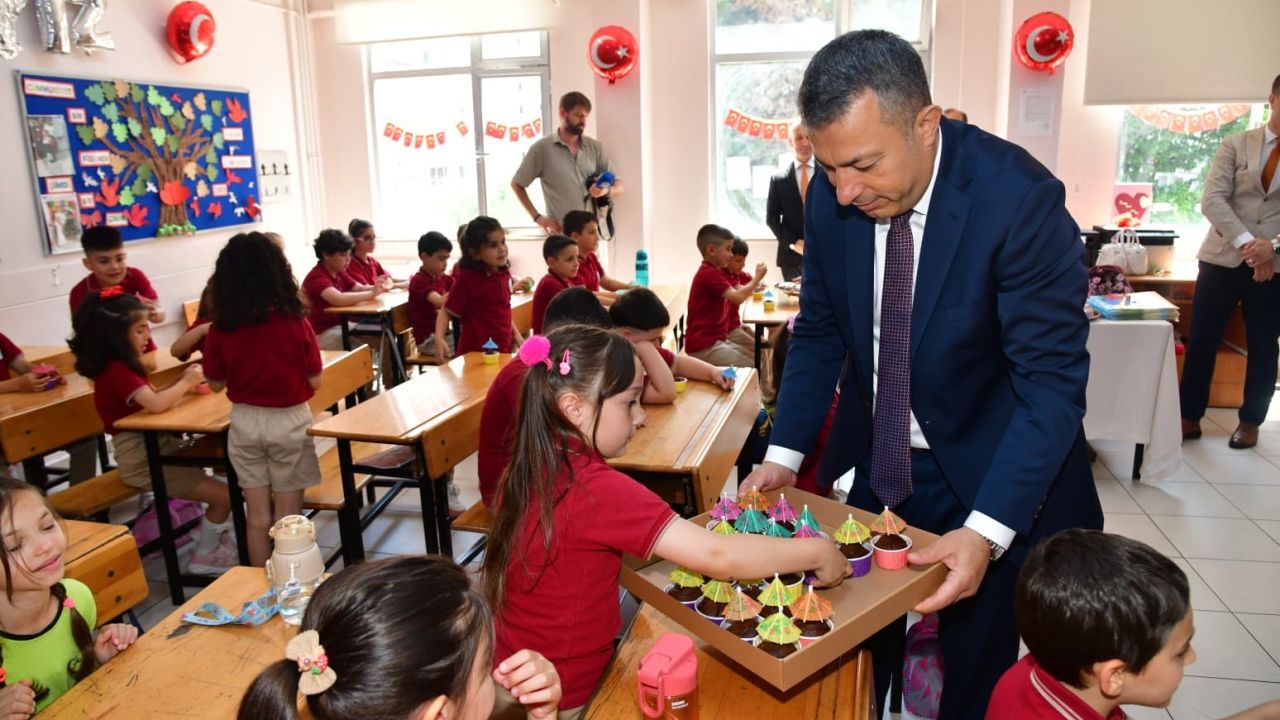 Önce karne sonra kek dağıttı