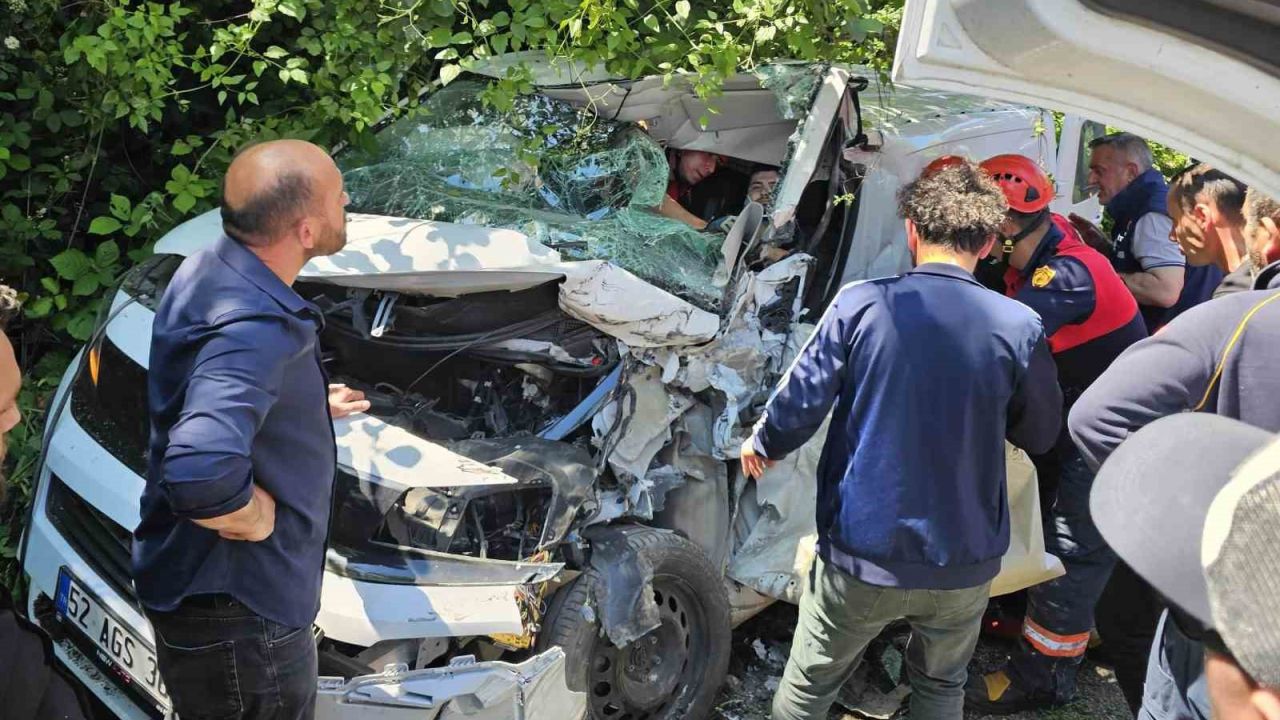 Ordu’da çöp kamyonu ile ticari araç kafa kafaya çarpıştı: 1 yaralı