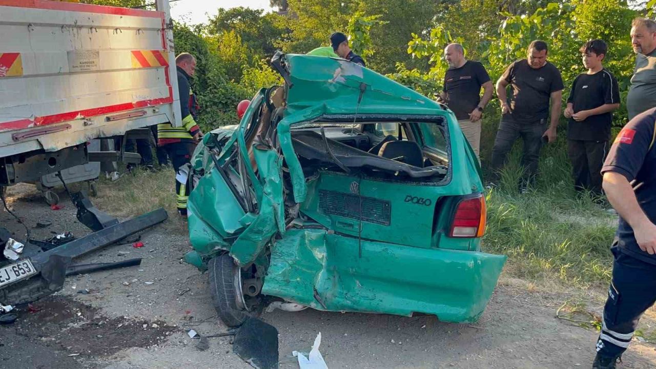 Ordu’da minibüs park halindeki araçlara çarptı: 3 yaralı