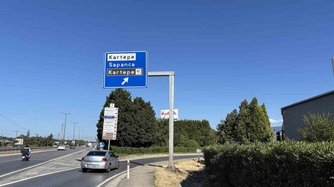Panelvan yön tabelasına çarptı: 1 ölü, 2 yaralı