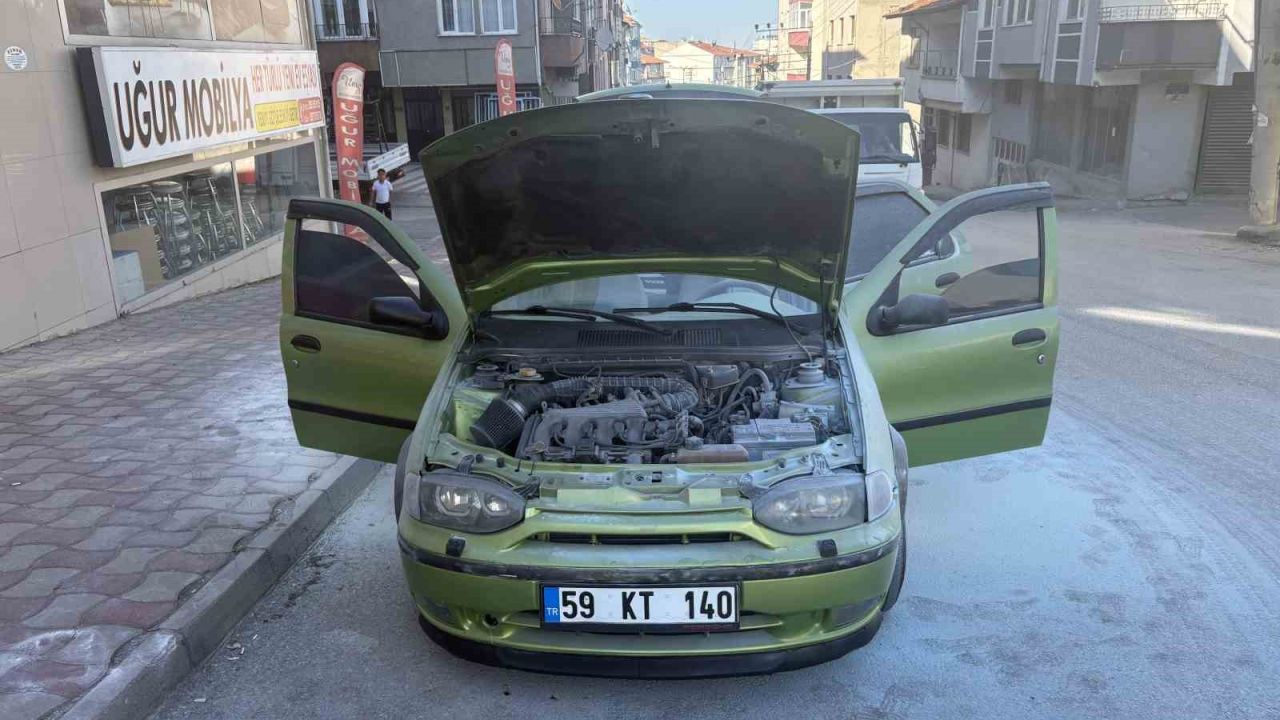 Park halindeki araçtaki yangını vatandaşlar söndürdü